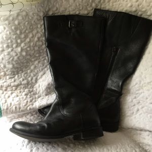 Gorgeous black boots!